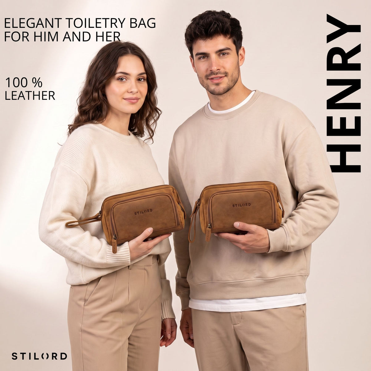 Twee modellen houden Henry toilettas van tan leer, foraanzicht met handlus en zichtbare STILORD-opschrift