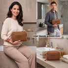 Leren toilettas in tan/donkerbruin met geperst STILORD‑logo en polsband, vastgehouden door personen en op de wasbak geplaatst.