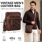 Kleine braune Lederschultertasche (luino) mit Frontfächern und Größenangaben; Modell trägt sie quer über dem Körper